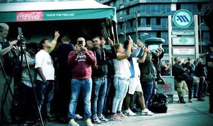 Άντρας προσπαθεί να αυτοκτονήσει στην Ομόνοια και από κάτω τον βγάζουν φωτογραφίες